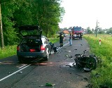 Motocykl czołowo zderzył się z audi na drodze pomiędzy Czarnkowem i Ujściem