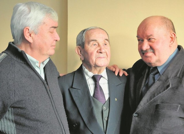 91-letni Aleksander Główka w otoczeniu przyjaciół
