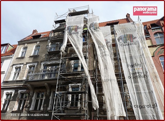 Rozpoczął się remont kamienicy przy ul. Słowackiego nr 4. W związku z tym dla ruchu pieszych został wyłączony z użytku fragment chodnika po tej stronie drogi