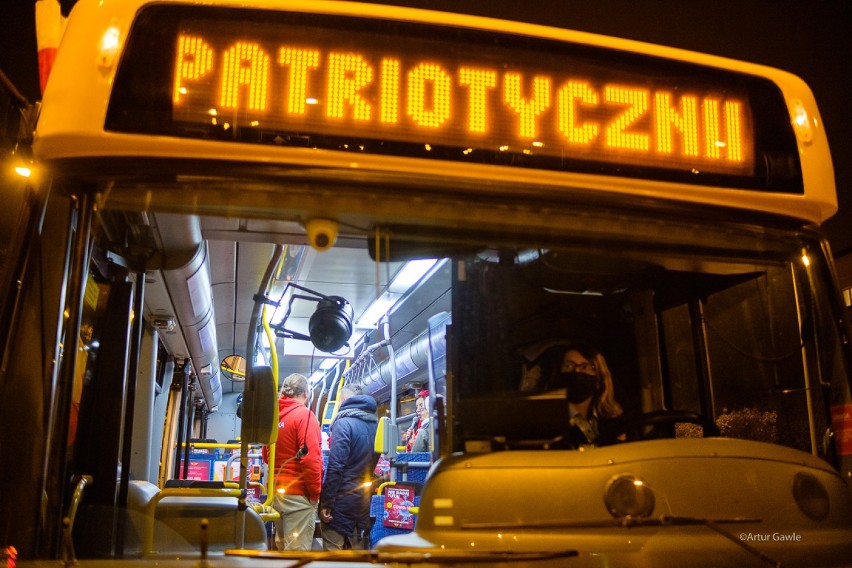 Tarnów. "Solski patriotycznie" w zmienionej formie. Aktorzy tarnowskiego teatru śpiewali pieśni na przystankach autobusowych [ZDJĘCIA]