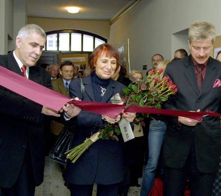 Wstęgę przecięto trzema parami nożyc - dokonali tego Waldemar Flugel, dyrektor ZKZL, Maria Strzałko, miejski konserwator zabytków i Ryszard Grobelny, prezydent Poznania - Fot. P. Jasiczek