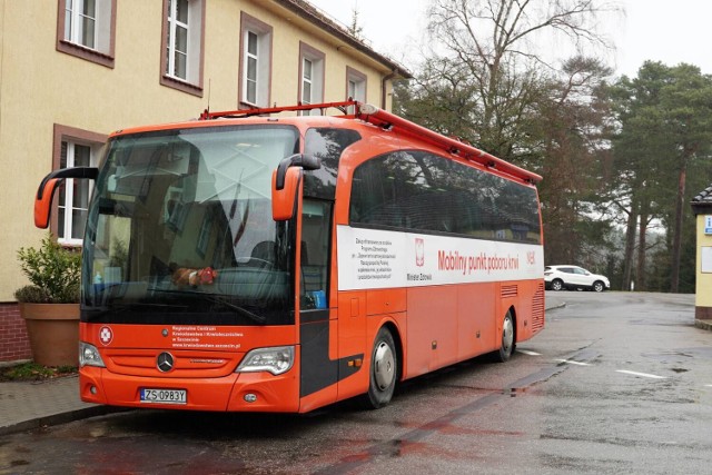 Krwiobus przed ratuszem w Bornem Sulinowie