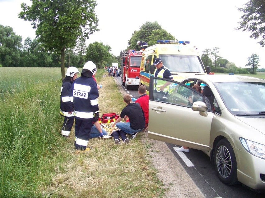 Tymianek: Auto dachowało w polu