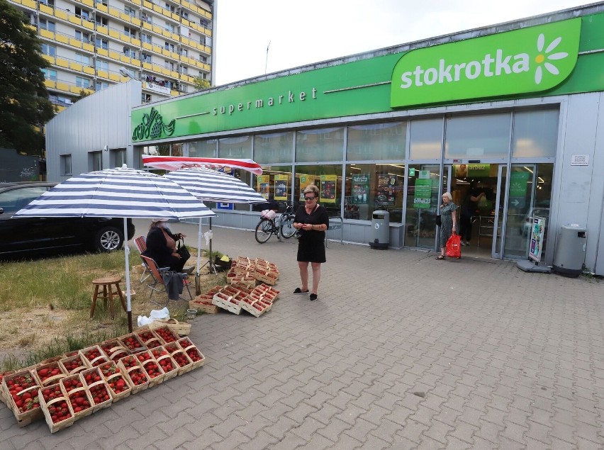 Truskawki można kupić przy ulicy Żeromskiego obok sklepu...