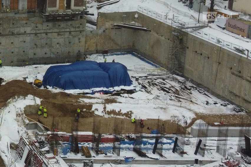 Prace przy przebudowie Teatru Polskiego w Szczecinie w zimowej scenerii. Zobacz zdjęcia