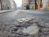 Dziury na ul. Henryka Pobożnego w Słupsku. Drogowcy mają to naprawić