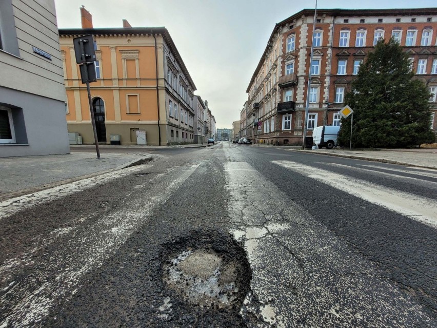 Akcja Dziura. Slalom między dziurami na ulicy Henryka...