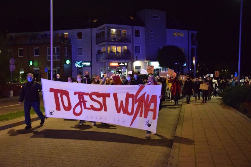 Strajki kobiet w Pruszczu Gdańskim. Mocne hasła na transparentach. Od kilku dni żyją nimi pruszczańskie ulice |ZDJĘCIA