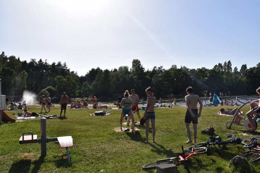 Plaża w Brzezinach była oblegana w upalną niedzielę. ZDJĘCIA