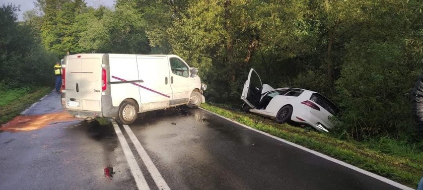 Czołowe zderzenie na drodze z Gryfowa do Lwówka