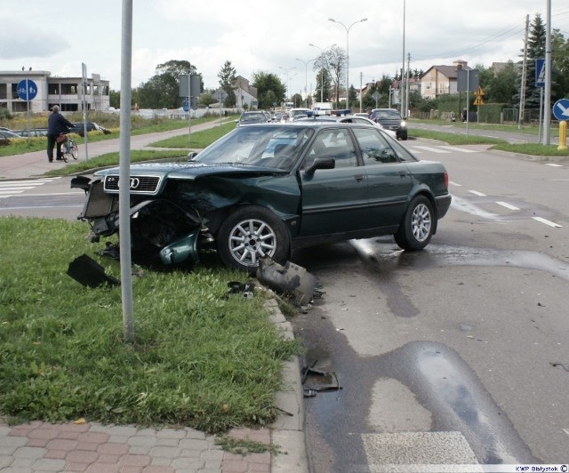 Dyżurny łomżyńskiej Policji został powiadomiony o zdarzeniu drogowym na skrzyżowaniu ulic Szosa Zambrowska i Księżnej Anny. Policjanci natychmiast pojechali na miejsce.