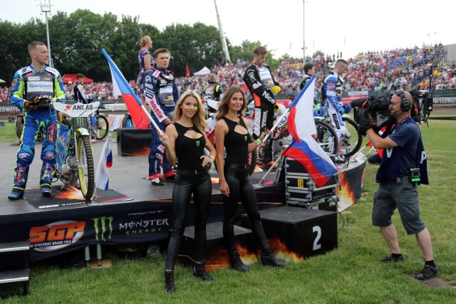 Trzecie zawody z cyklu Speedway Grand Prix 2019 - GP Czech na Markecie - wygrał Janusz Kołodziej.
Na podium stanęli też Leon Madsen i Patryk Dudek. Czwarty w finale był Jason Doyle. Kolejni Polacy, Bartosz Zmarzlik i Maciej Janowski, zajęli odpowiednio 9. i 10. miejsce.
Liderem cyklu po trzech zawodach jest Patryk Dudek.
Zmagania polskich żużlowców na praskiej Markecie oglądali też kibice Zooleszcz Polonii Bydgoszcz.

ZOBACZ DUŻO ZDJĘĆ Z ZAWODÓW W PRADZE AUTORSTWA JARKA PABIJANA >>>>>