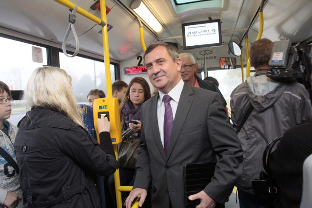 Prezydent Andrzej Dziuba w autobusie