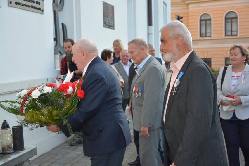 Obchody 43. rocznicy powstania NSZZ "Solidarność" w Radomsku. Msza święta i złożenie kwiatów