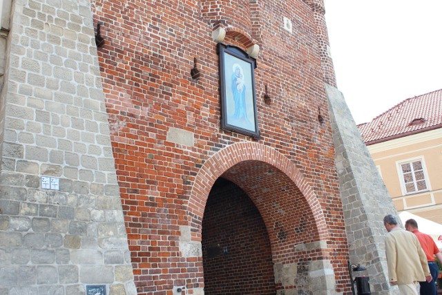 Oba malowidła, podobnie jak sama Brama Krakowska, stanowią własność Muzeum Lubelskiego