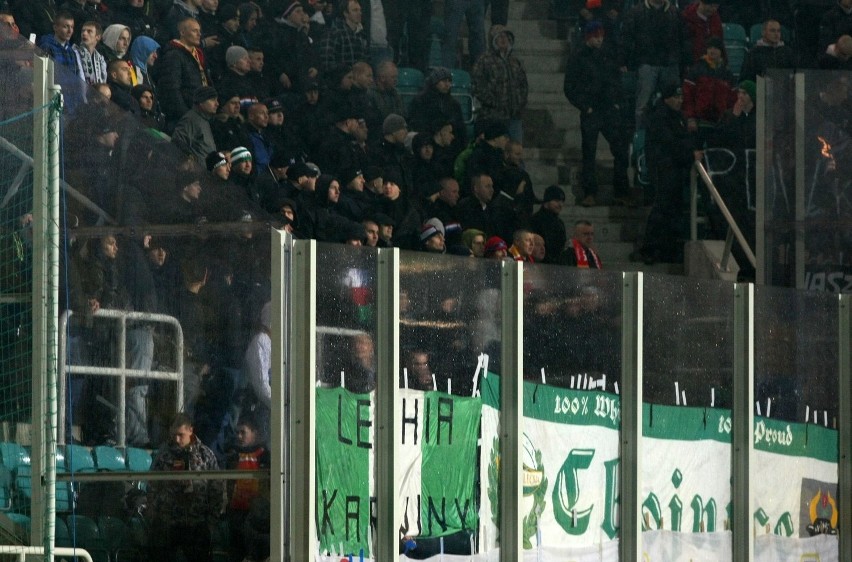 Kibice Chojniczanki Chojnice zdemolowali stadion w Gdyni [ZDJĘCIA]