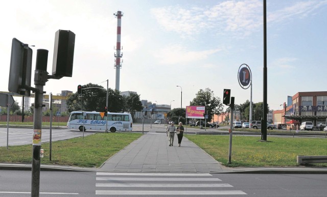 Chodnik przy al. Rodła jest dość szeroki, by wydzielić ciąg rowerowy.