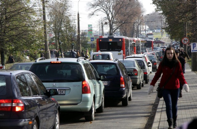 Droga Męczenników Majdanka w pobliżu cmentarza w czasie Wszystkich Świętych