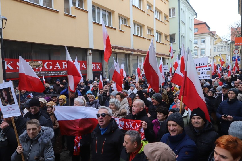 Protest wolnych Polaków w Jeleniej Górze. Opozycja domaga się praworządności 