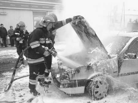 Strażacy Gasili Wczoraj Samochód Płonący W Centrum Miasta | Sieradz Nasze Miasto