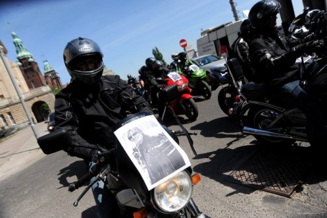 Kawalkada motocyklistów ruszyła spod gmachu muzeum narodowego na ...