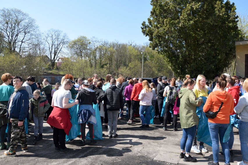 Około 200 osób wzięło udział w Powiatowym Dniu Sprzątania...