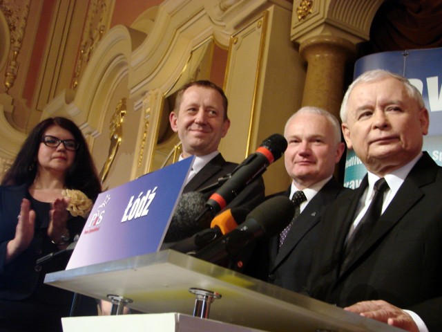 Piotr Polak (drugi od prawej) w towarzystwie Jarosława Kaczyńskiego