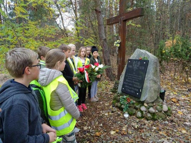 Warsztaty i terenowe akcje historyczno-patriotyczne młodzieży w Dębie