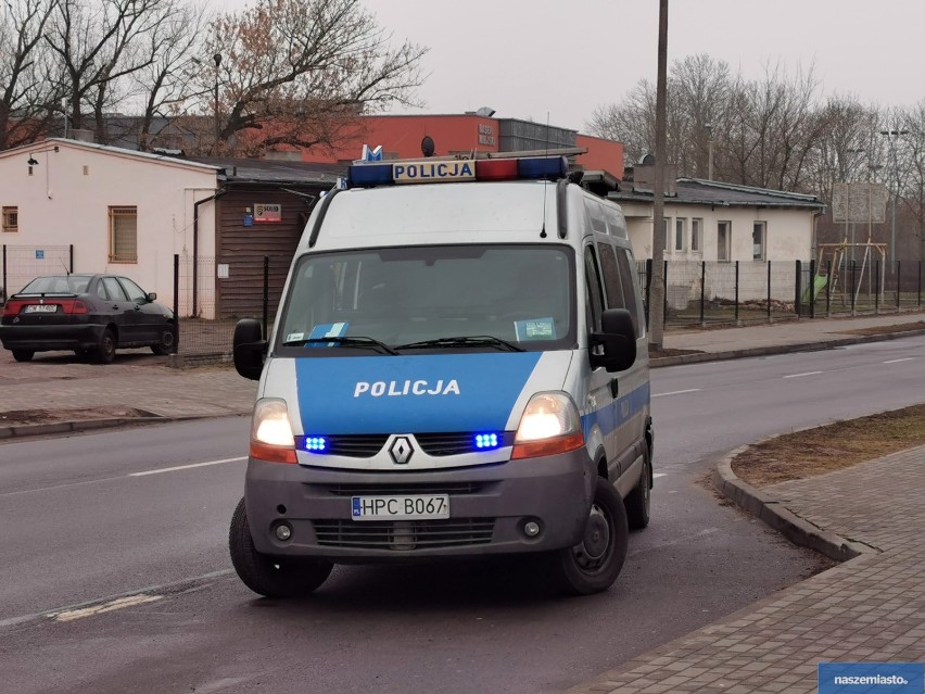 Akcja policji na Zazamczu we Włocławku. Pijany kierowca renaulta miał 2,5 promila [zdjęcia]
