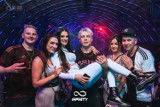 Skolim nosił fanki na rękach. Szalona impreza w Infinity Club w Nowym Sączu w rytmie disco polo przyciągnęła tłumy. Zobacz zdjęcia