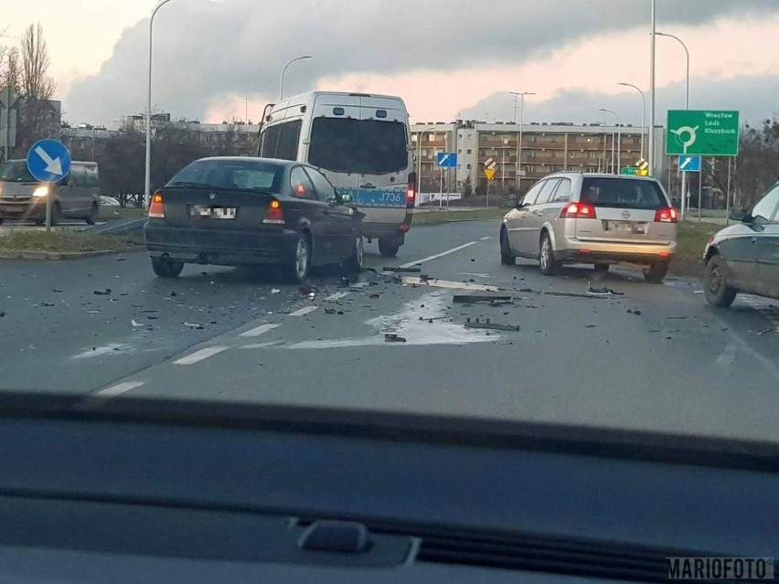 Wypadek na ulicy Sosnkowskiego w Opolu. Seat zderzył się z BMW. Jedna osoba została ranna [ZDJĘCIA]