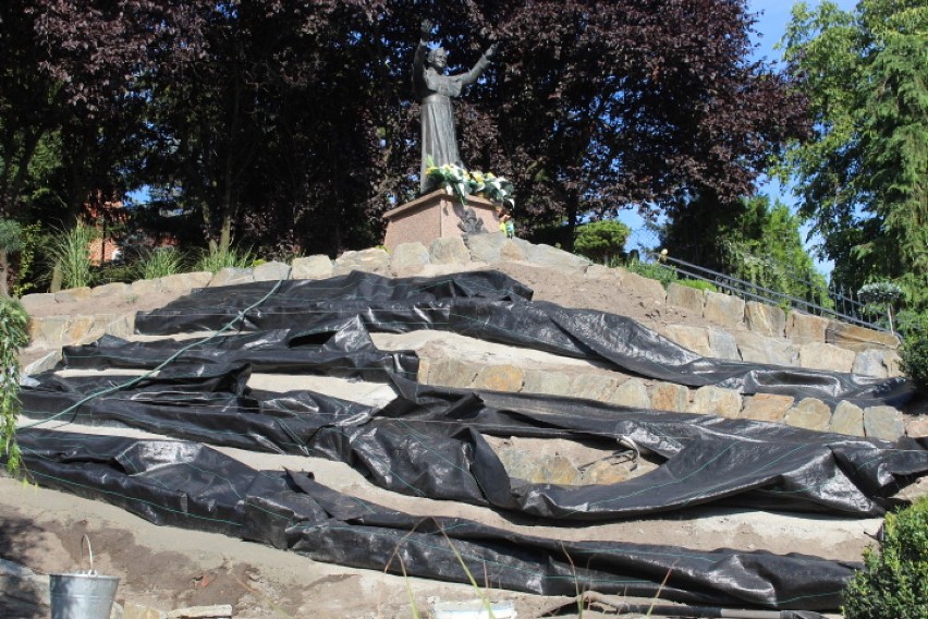 Rozbudowa skalniaka przy pomniku Jana Pawła II w Radziejowie [zdjęcia]