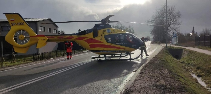 Czołowe zderzenie w Żukowie. Ranna 56-latka została zabrana...