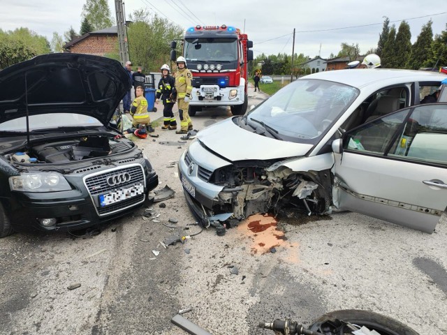 Wypadek w Dąbrówce w gminie Radomsko. Po czołowym zderzeniu audi i renault kierowcy trafili do szpitala