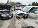 Wypadek w Dąbrówce w gminie Radomsko. Czołowe zderzenie audi i renault. ZDJĘCIA
