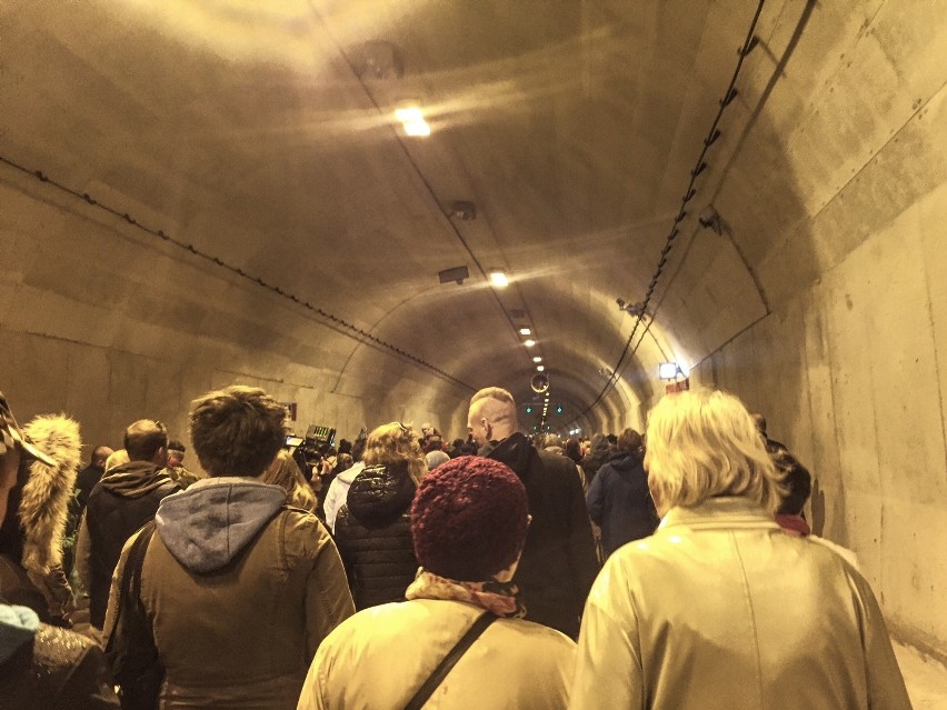 Dzień Otwarty tunelu pod Martwą Wisłą. Tłumy przeszły, przebiegły, przejechały [FOTO,WIDEO]