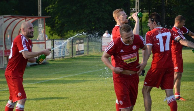 Dawid Dynarek (z lewej) rozpoczął ceremonię świętowania utrzymania-awansu Soły w III lidze piłkarskiej