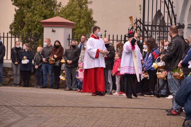 W Wielką Sobotę święcimy pokarmy, które znajdą się na wielkanocnych stołach. W tym roku ze względu na pandemię odbywa się ono na zewnątrz kościołów. Tak było w Lipnie