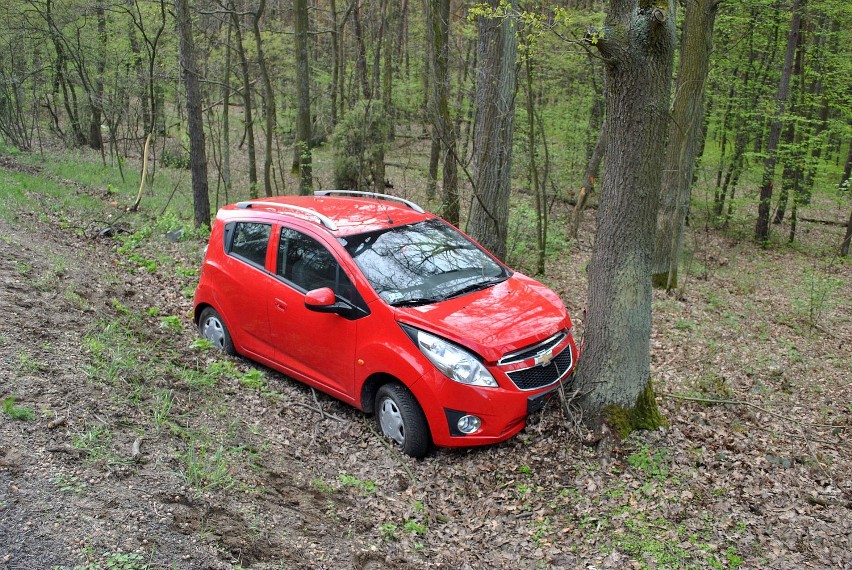 Auto w rowie. Kobieta i dziecko w szpitalu