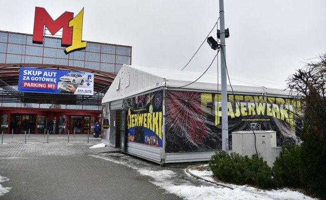 Takie fajerwerki na sylwestra można w tym roku kupić przed centrum handlowym M1 w Radomiu. Zobacz je w dalszej części galerii.