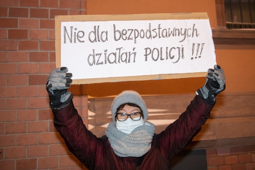 Około 30 osób pikietowało we wtorek przed komisariatem na...