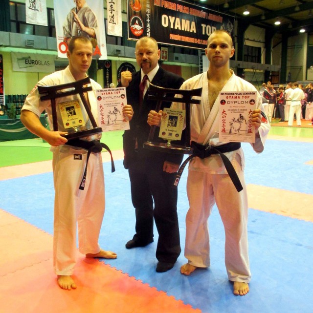 Brzeszczańscy karatecy po zakończeniu rywalizacji w Piotrkowie Trybunalskim.