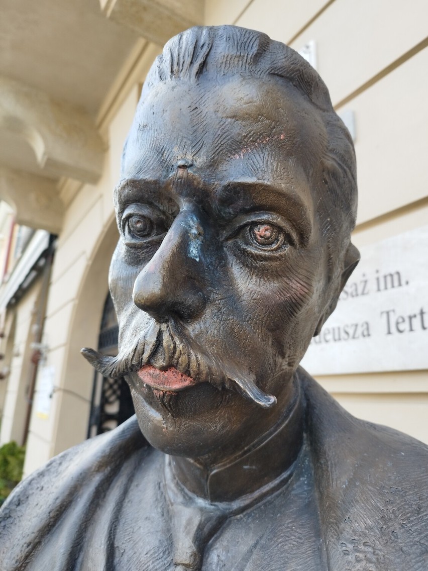 Rzeźba Tadeusza Tertila stojąca na tarnowskim Rynku została...