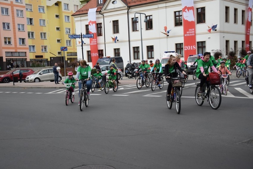 zień bez samochodu. Zwykły niezwykły przejazd rowerowy w...