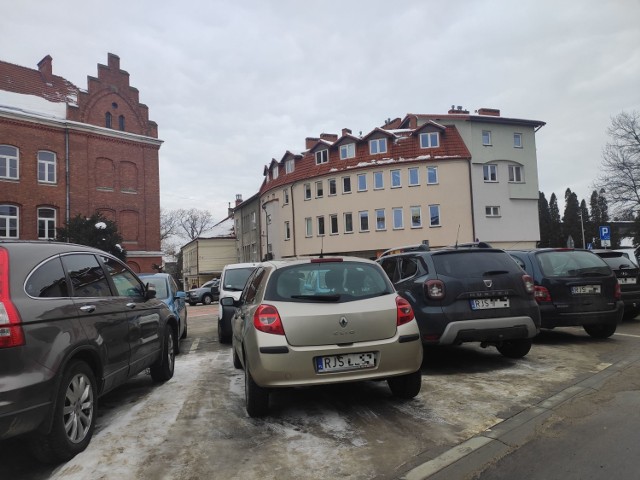 Parkowanie w Jaśle to gorący temat. Nie tylko ze względu na podwyżki w strefie płatnego parkowania.