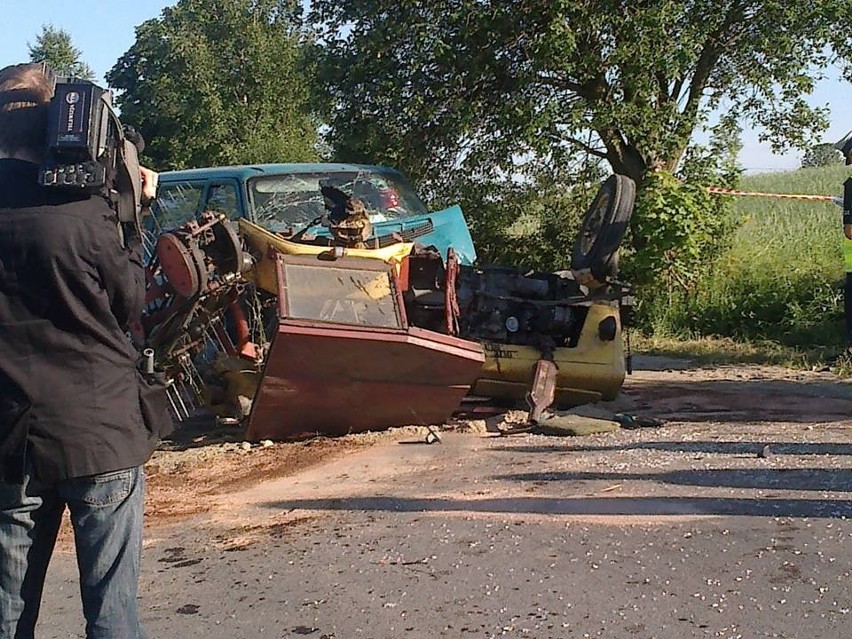 Wypadek w Jeleńskiej Hucie. Samochód zderzył się z ciągnikiem. 4 osoby ranne [ZDJĘCIA]