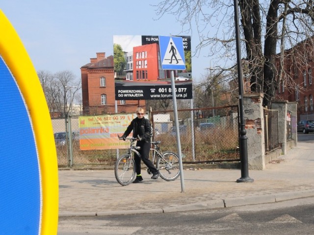 Zaniedbany teren przy ul. Dąbrowskiego zostanie uporządkowany i zabudowany.