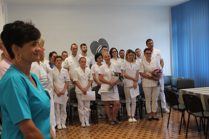 Pierwsze od lat czepkowanie pielęgniarek i pielęgniarzy odbyło się w szpitalu w Tomaszowie [FOTO]