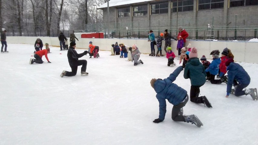 Zabawy łyżwiarskie z Ustroniaczkiem - tak bawią się dzieci na ustrońskim lodowisku (Zdjęcia)