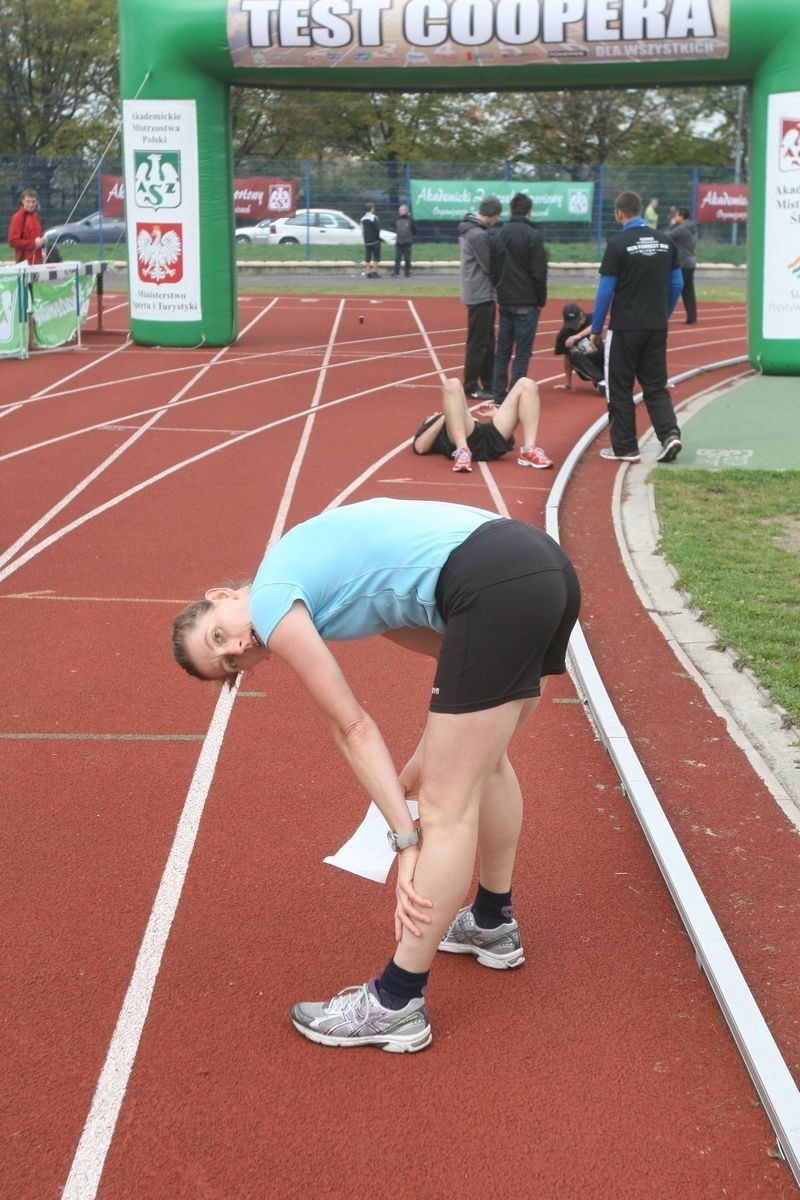 Test Coopera [ZDJĘCIA]. Biegacze mogli sie sprawdzić na stadionie AWF